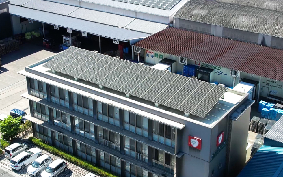 本社屋屋上に太陽光発電パネルを設置しました