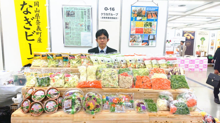 カット野菜商品を並べた展示ブース