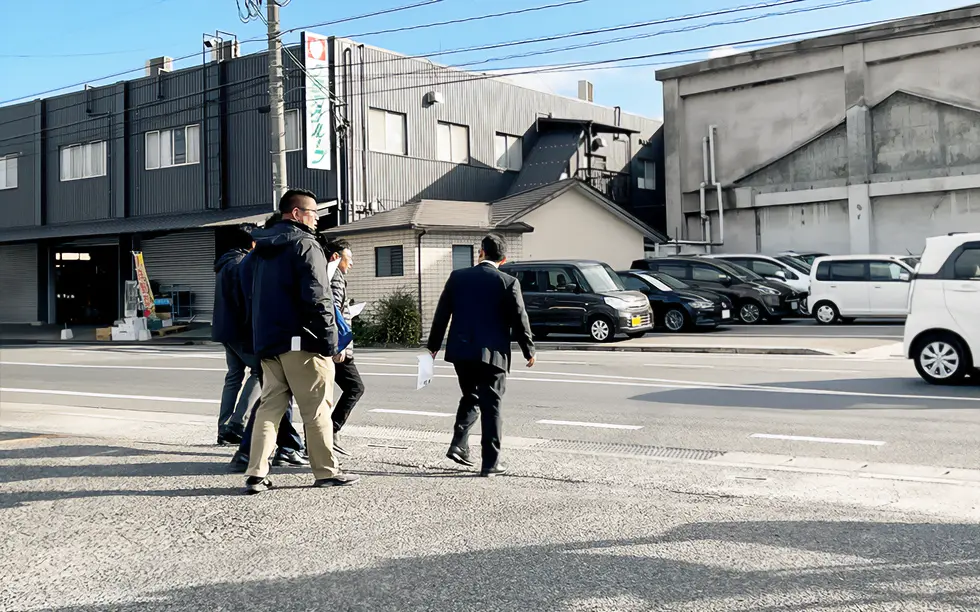 市場内視察へ出発