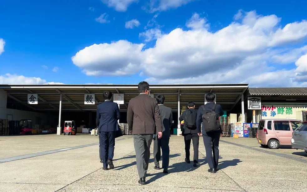 市場内視察へ出発