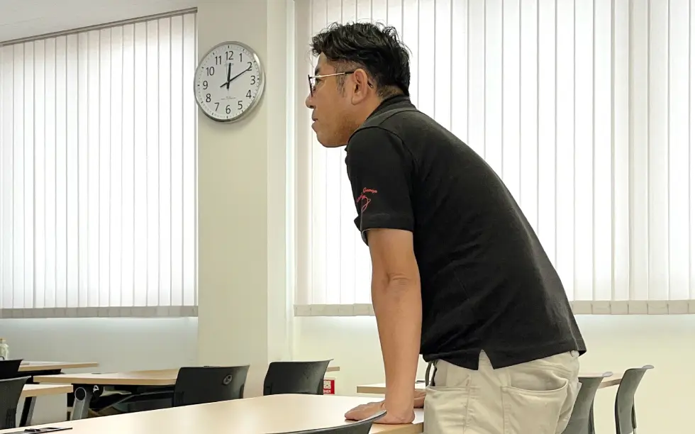 意見を述べる牛丸課長