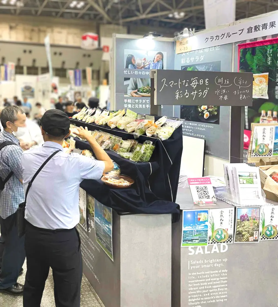 展示ブースでの商品説明の様子