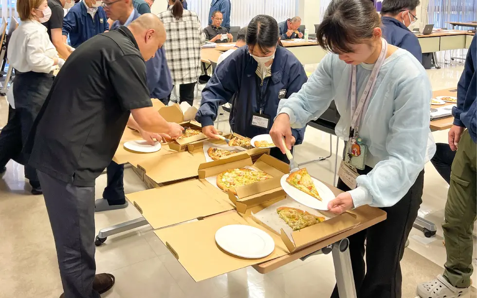 クリスマスピザの試食会を行いました