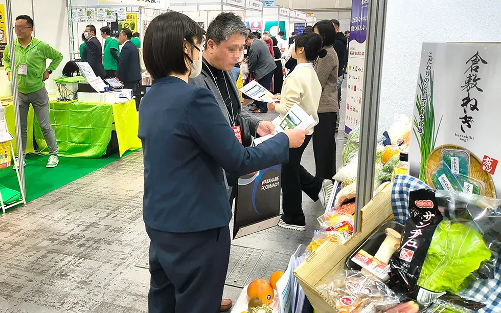 ブース前での商談風景