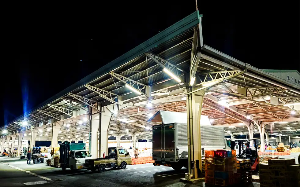 外側から見た植木青果市場