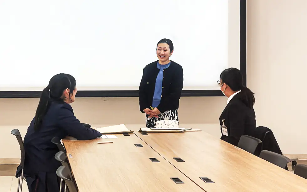 談笑する人事担当者と内定者