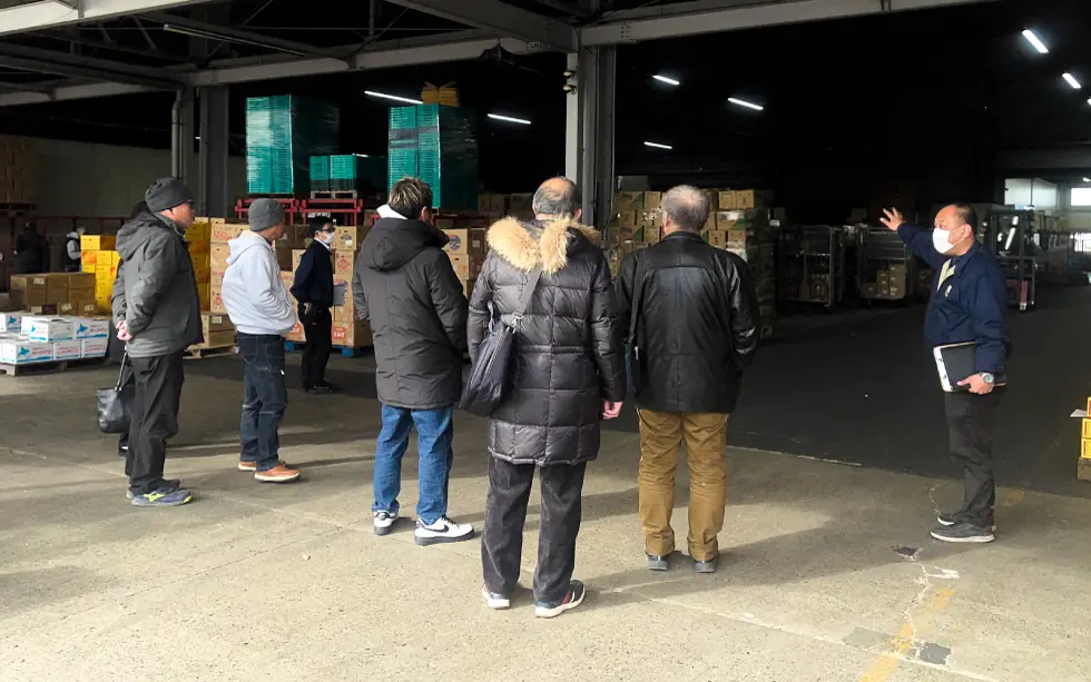 滋賀県からのお客様を市場内へご案内