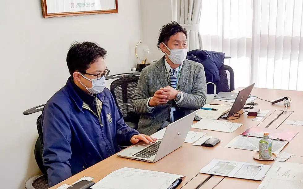 商談会にて説明を行うクラカグループの担当者。ズッキーニや長なすの販売戦略について意見を交わす場面