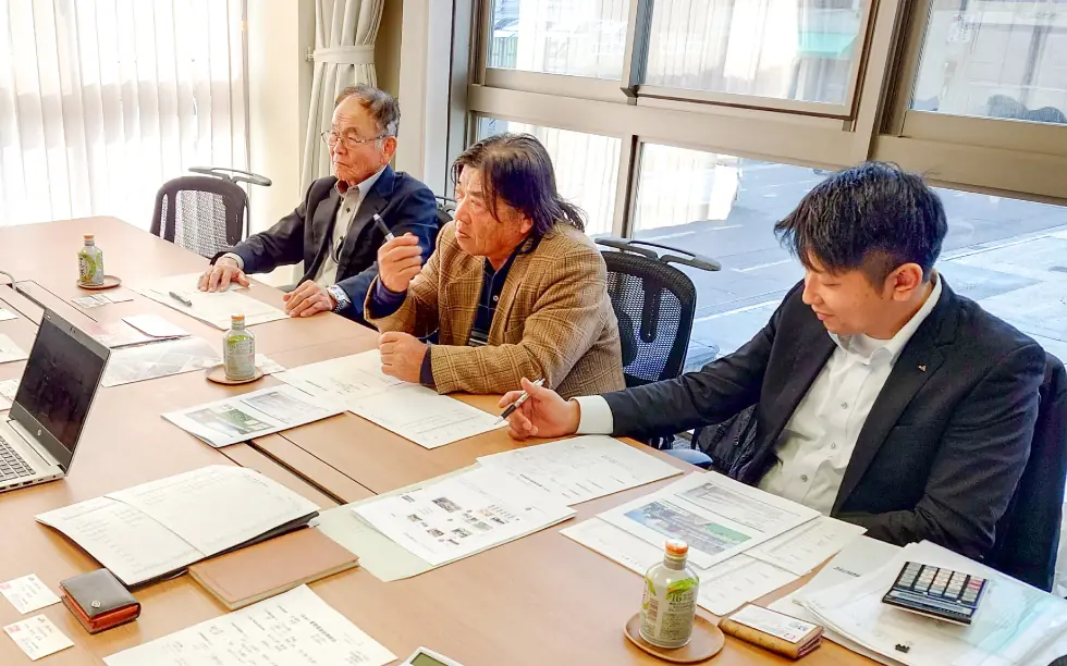 大刀洗からご来社いただいた皆様。取り組みについて説明中