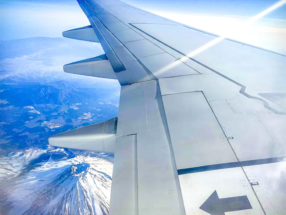 出張者が機内から撮影した富士山
