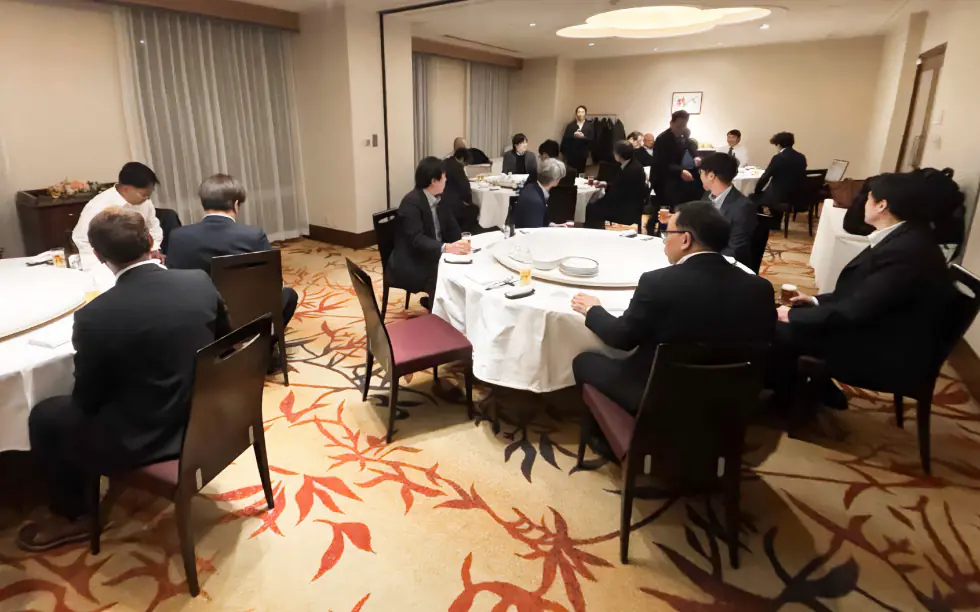 和やかな懇親会の様子。