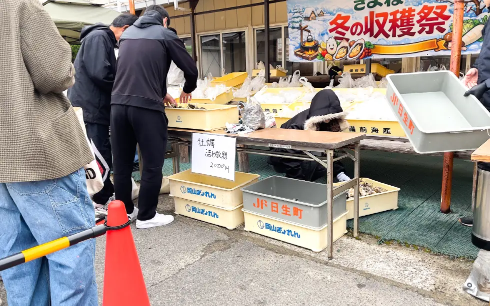 牡蠣を詰めるお客様